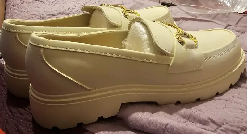 Mocasines beige con detalle dorado para mujer - 1