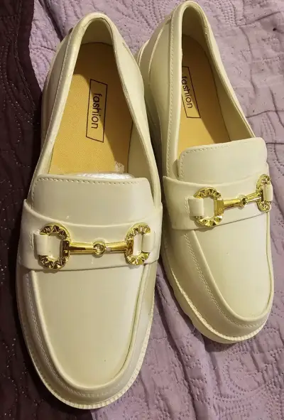 Mocasines beige con detalle dorado para mujer - miniatura 2