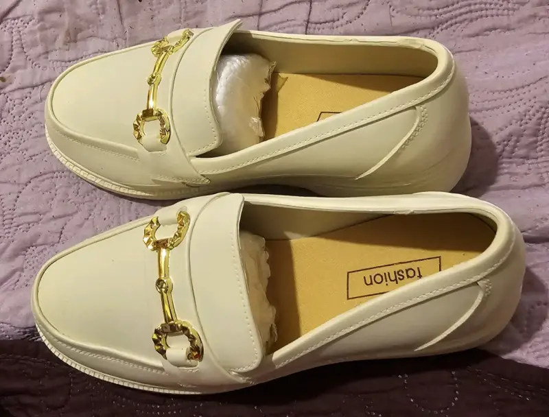 Mocasines beige con detalle dorado para mujer - 3