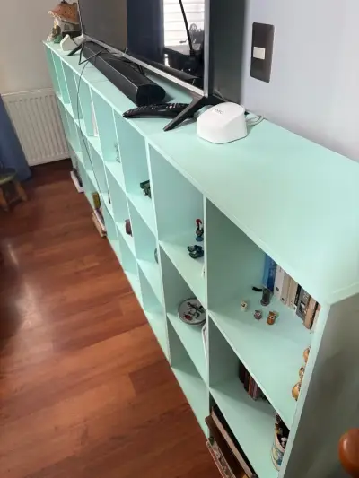 Estantería de madera con múltiples comparti - miniatura 1