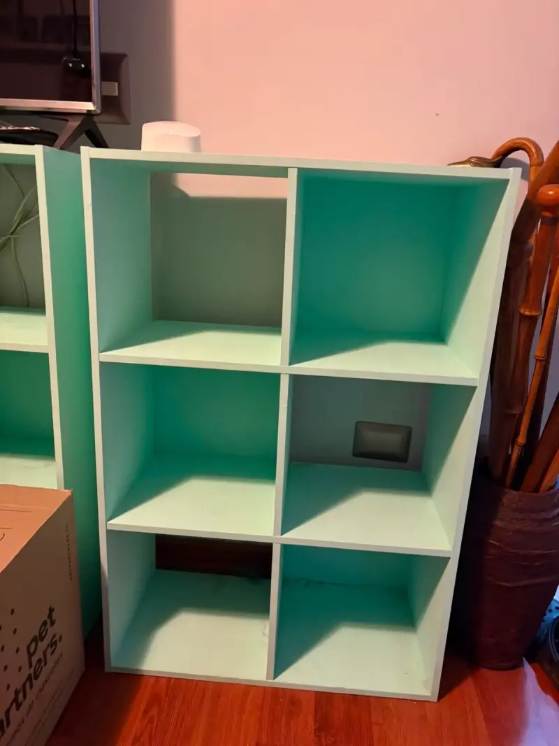 Estantería de madera con múltiples comparti - 2
