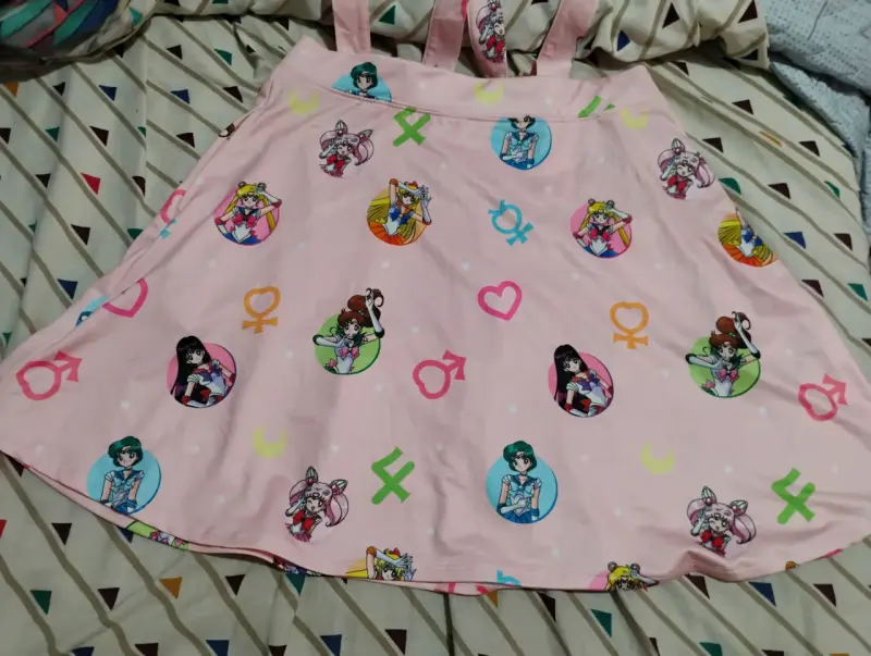 Falda Sailor Moon rosa con estampado de personajes - 1