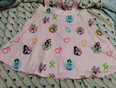 Falda Sailor Moon rosa con estampado de personajes - miniatura 1
