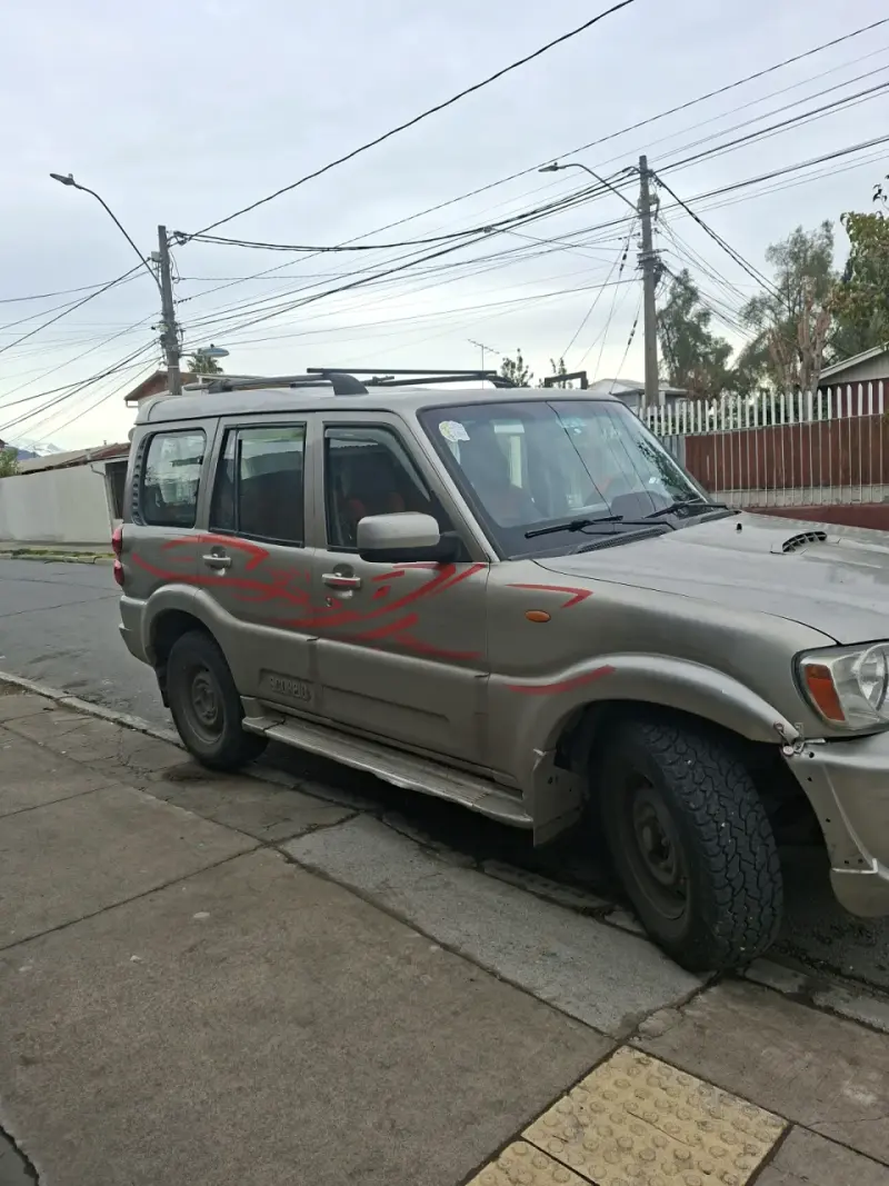 Camioneta Mahindra Scorpio 4x2 en buen estado - 1