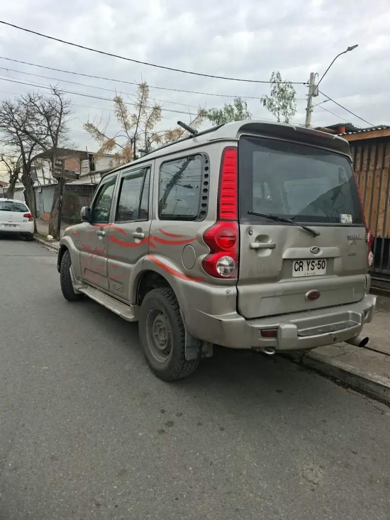 Camioneta Mahindra Scorpio 4x2 en buen estado - 2