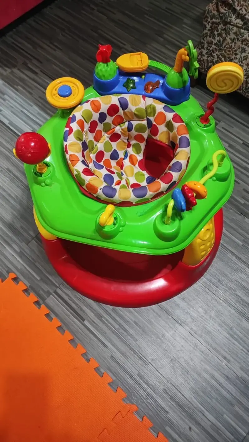 Centro de actividades para bebé multicolor - 2