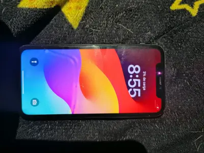 Smartphone con pantalla táctil y cámara frontal - miniatura 1