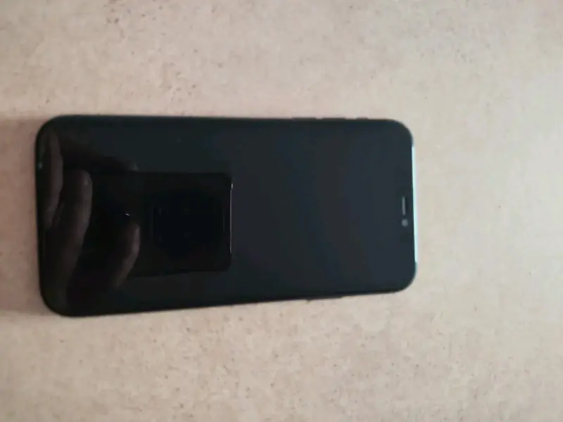 Smartphone con pantalla táctil y cámara frontal - 6