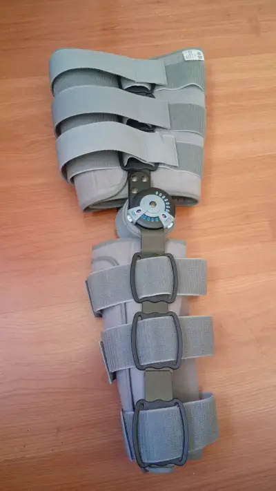 Rodillera ortopédica ajustable gris - miniatura 2