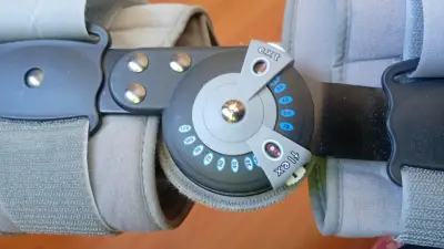 Rodillera ortopédica ajustable gris - miniatura 4