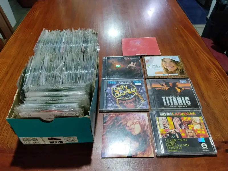 Colección de CDs y DVD variados - 5