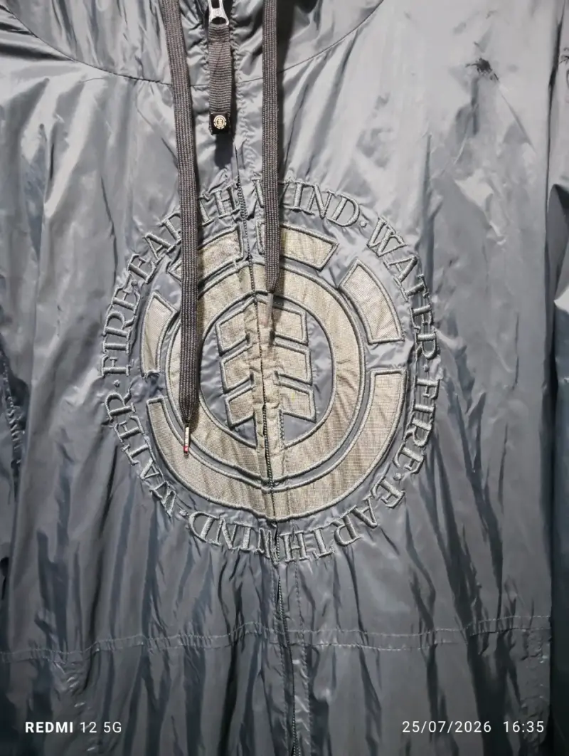 Cortaviento gris con capucha y diseño bordado - 1