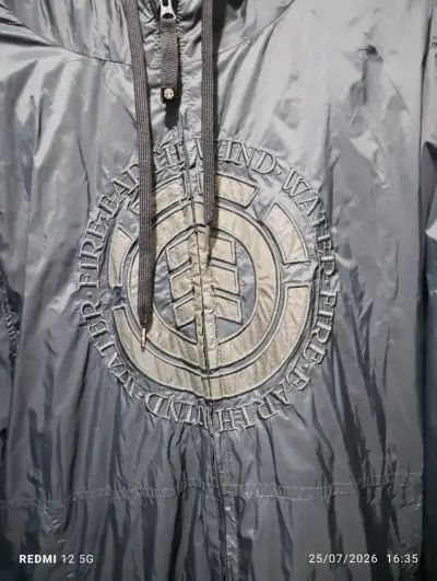Cortaviento gris con capucha y diseño bordado - miniatura 1