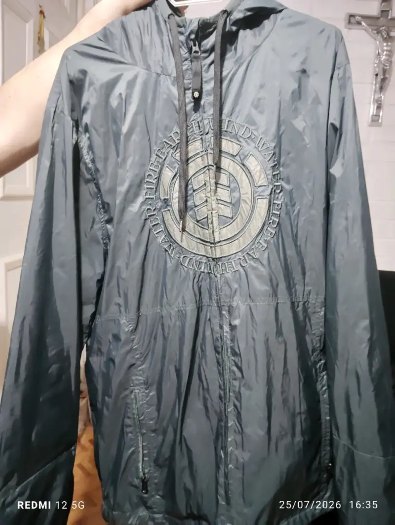 Cortaviento gris con capucha y diseño bordado - 2