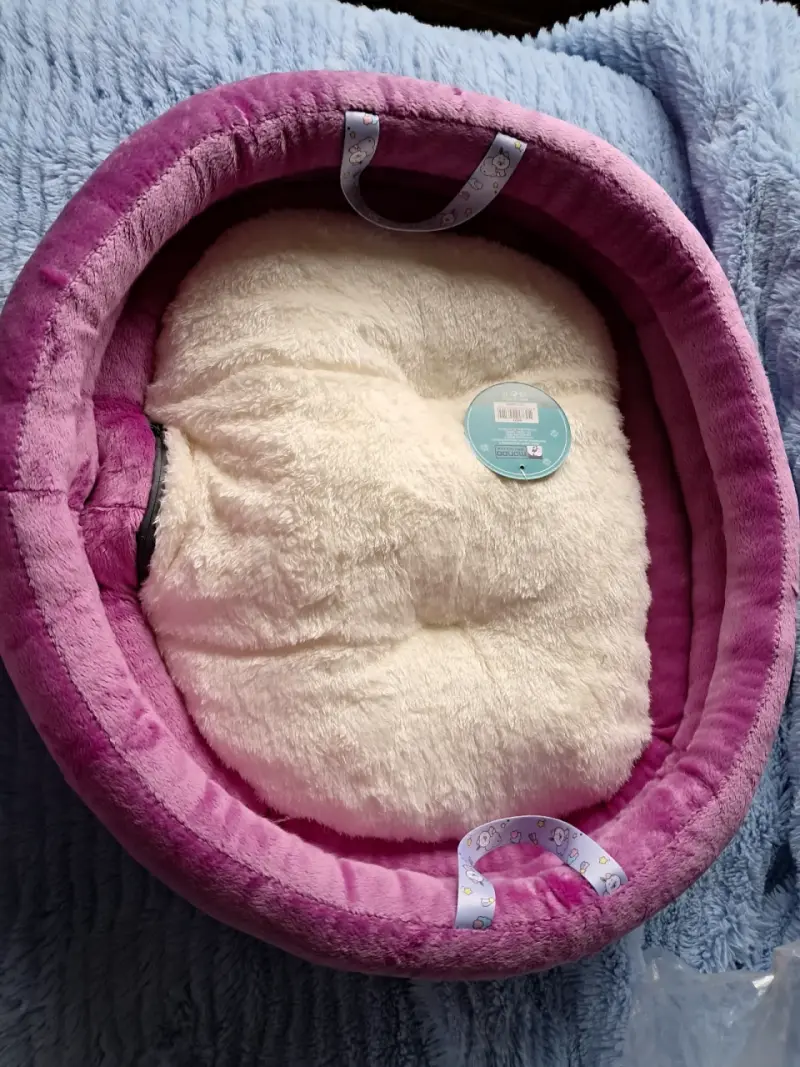 Cama para mascotas suave y colorida