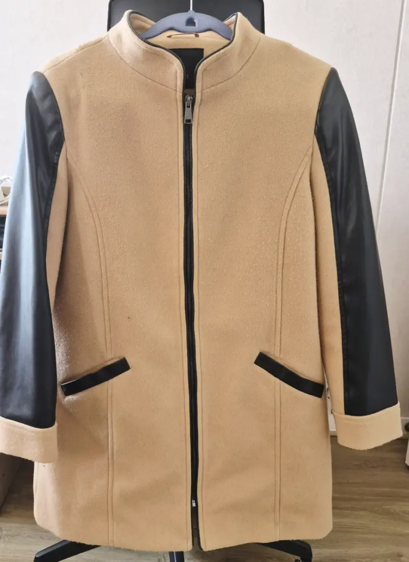 Abrigo beige con mangas de cuero negro