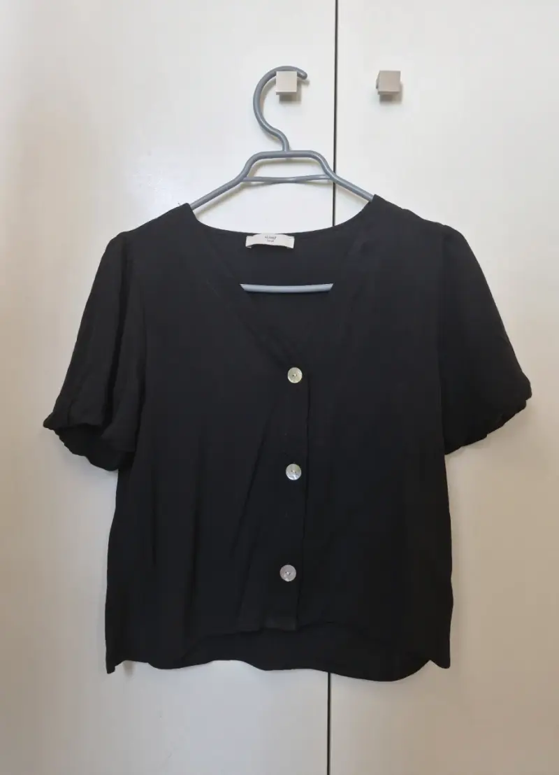 Blusa negra con botones para mujer