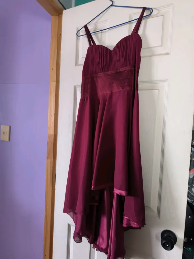Vestido de fiesta burdeos con tirantes - 1