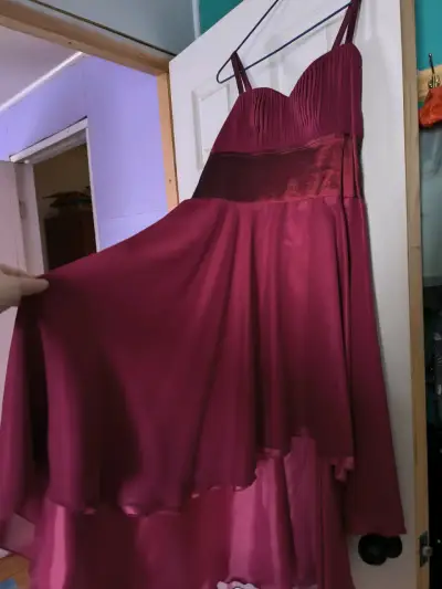 Vestido de fiesta burdeos con tirantes - miniatura 2