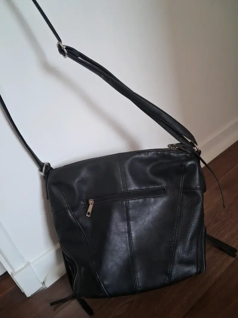 Cartera negra, marca Index. - 2