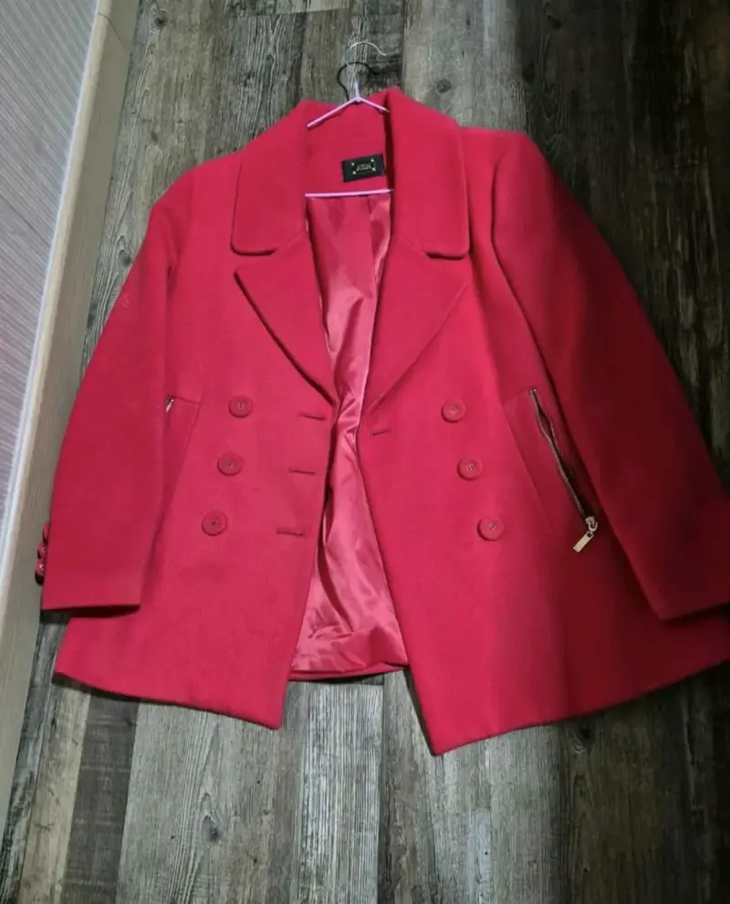 Abrigo rojo elegante para mujer - 1