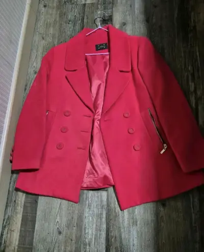 Abrigo rojo elegante para mujer - miniatura 1