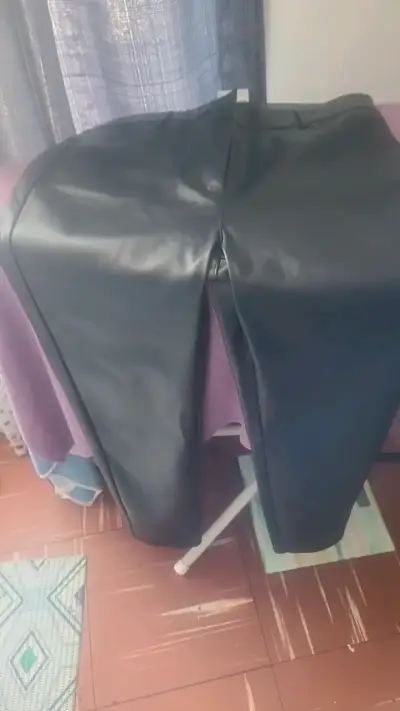 Pantalones de cuero sintético negro para mujer - miniatura 1