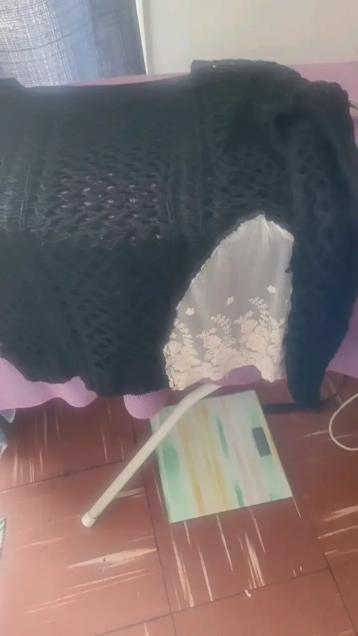 Suéter negro de encaje para mujer