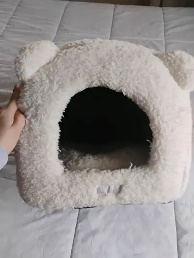 Cueva para mascotas de felpa blanca - miniatura 1
