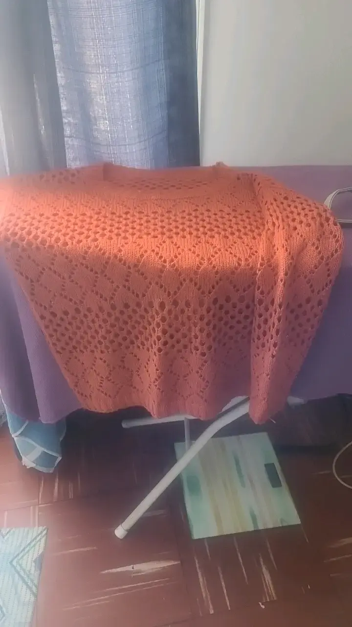 Sweter tejido a crochet color naranja