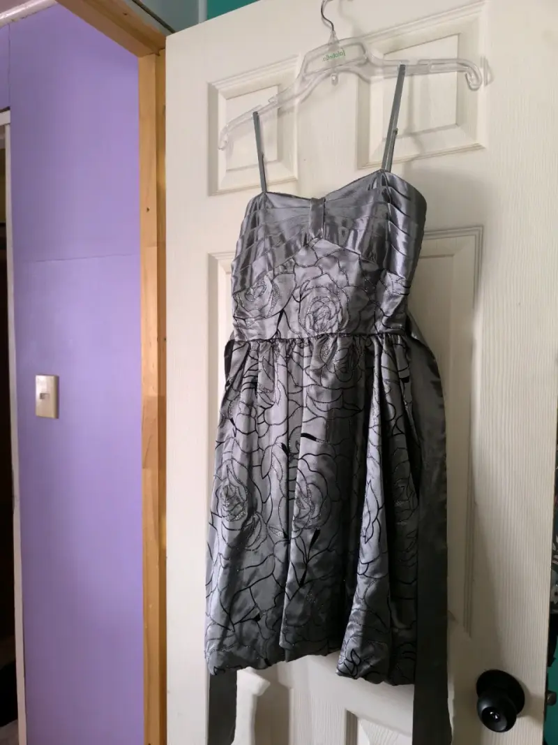 Vestido de fiesta gris con tirantes - 1