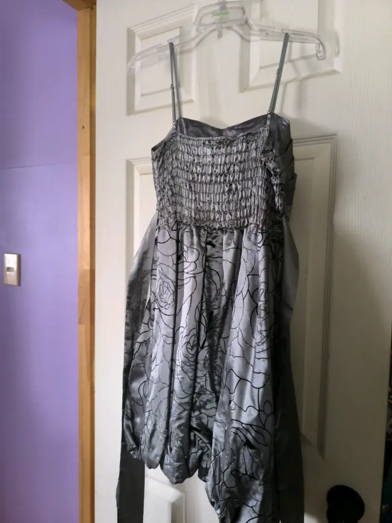 Vestido de fiesta gris con tirantes - 2