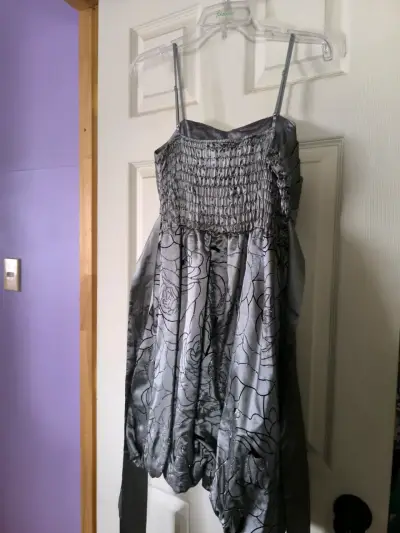 Vestido de fiesta gris con tirantes - miniatura 2