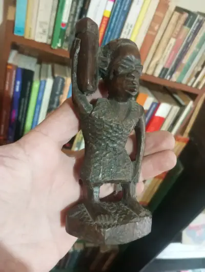 Escultura Africana Tallada en Madera - miniatura 1
