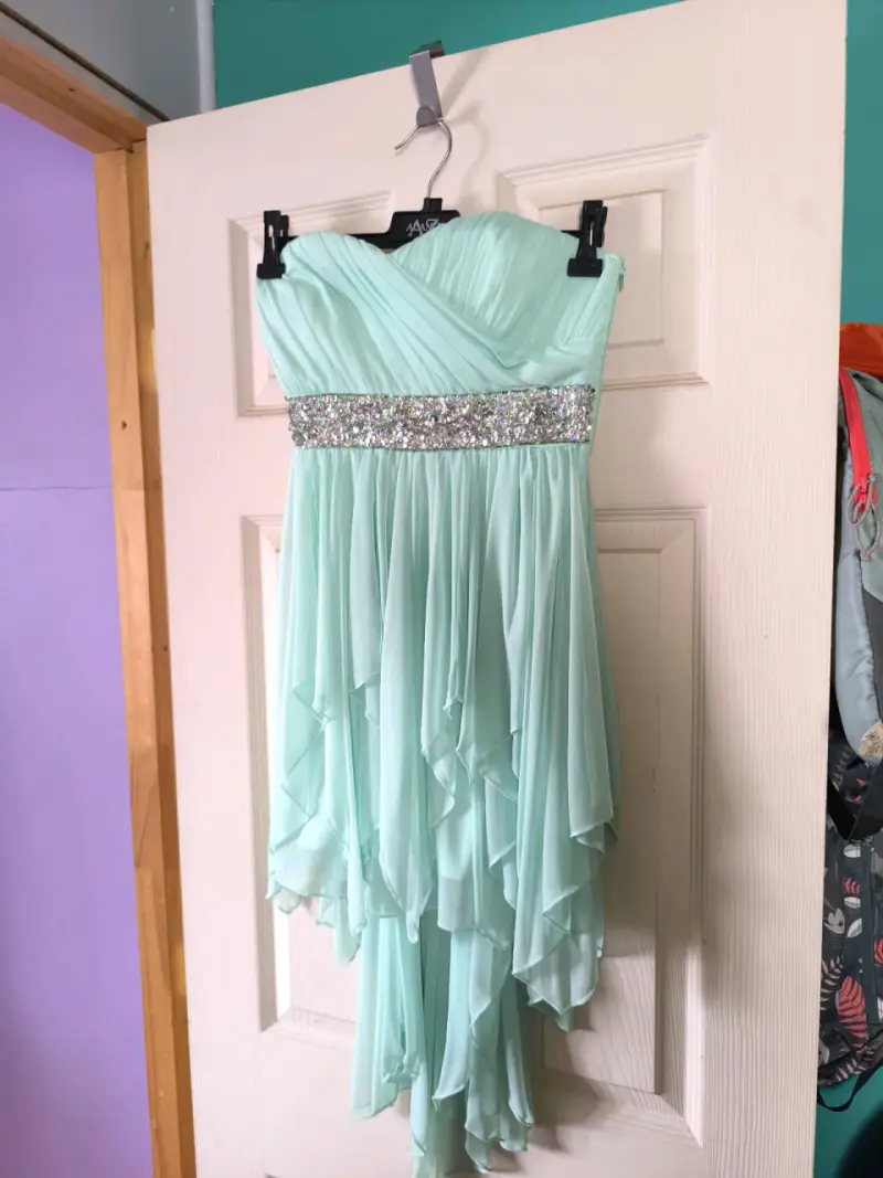 Vestido de fiesta verde menta con pedrería - 1