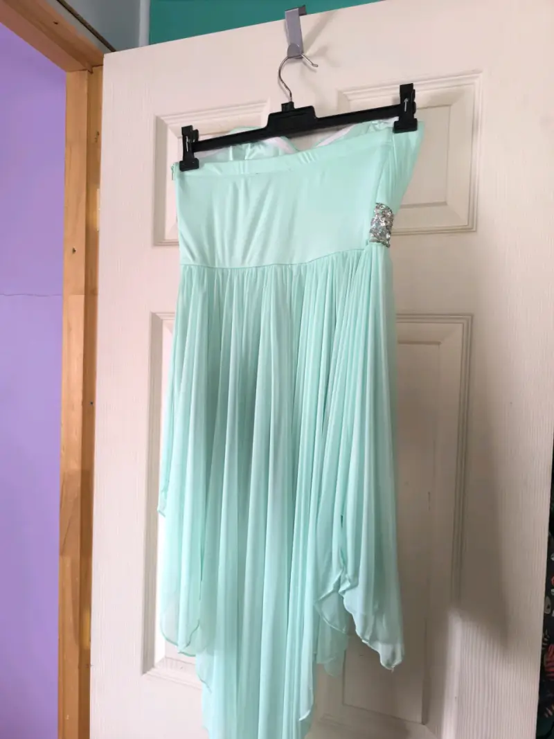 Vestido de fiesta verde menta con pedrería - 2