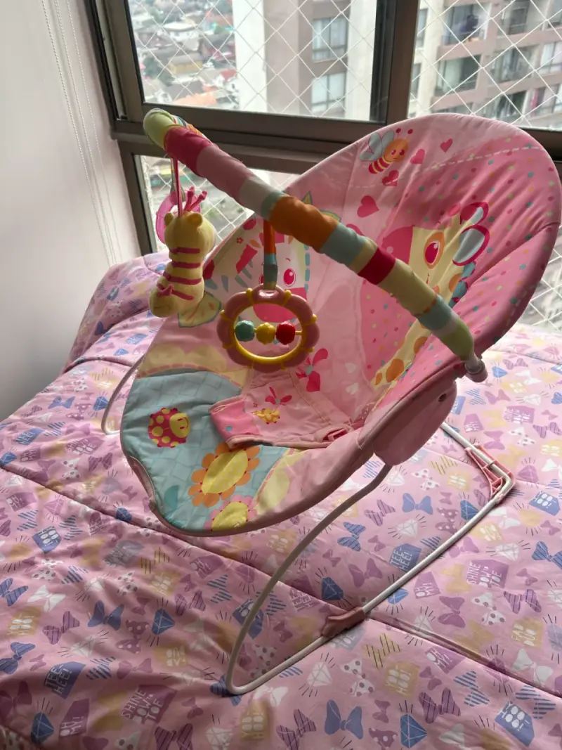 Silla mecedora para bebé con juguetes colgantes