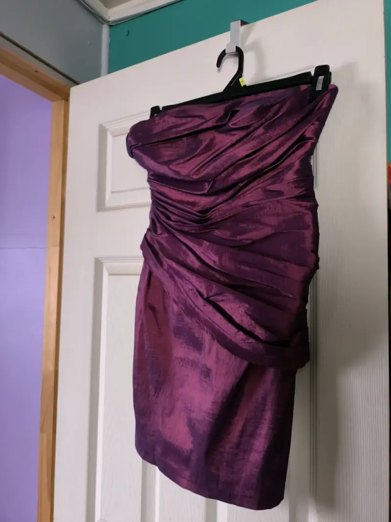 Vestido corto morado con drapeado elegante - 1