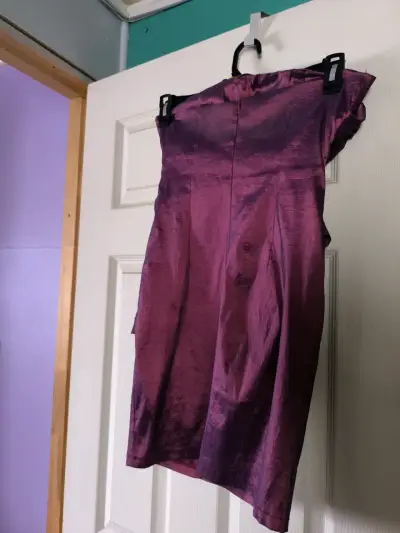 Vestido corto morado con drapeado elegante - miniatura 2