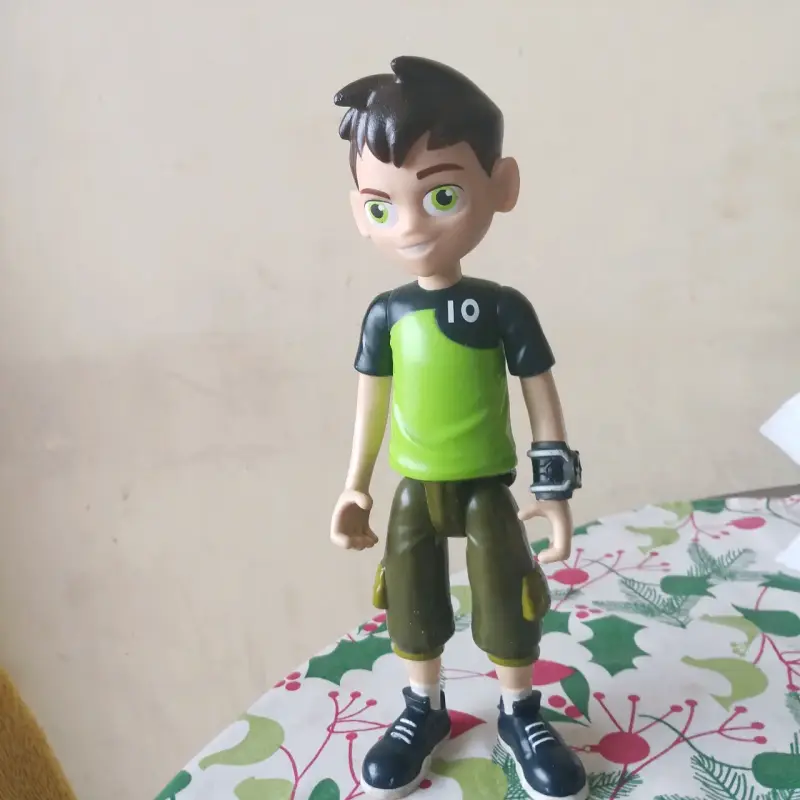 Figura de acción Ben 10 con detalles realistas - 1