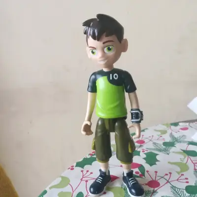 Figura de acción Ben 10 con detalles realistas - miniatura 1