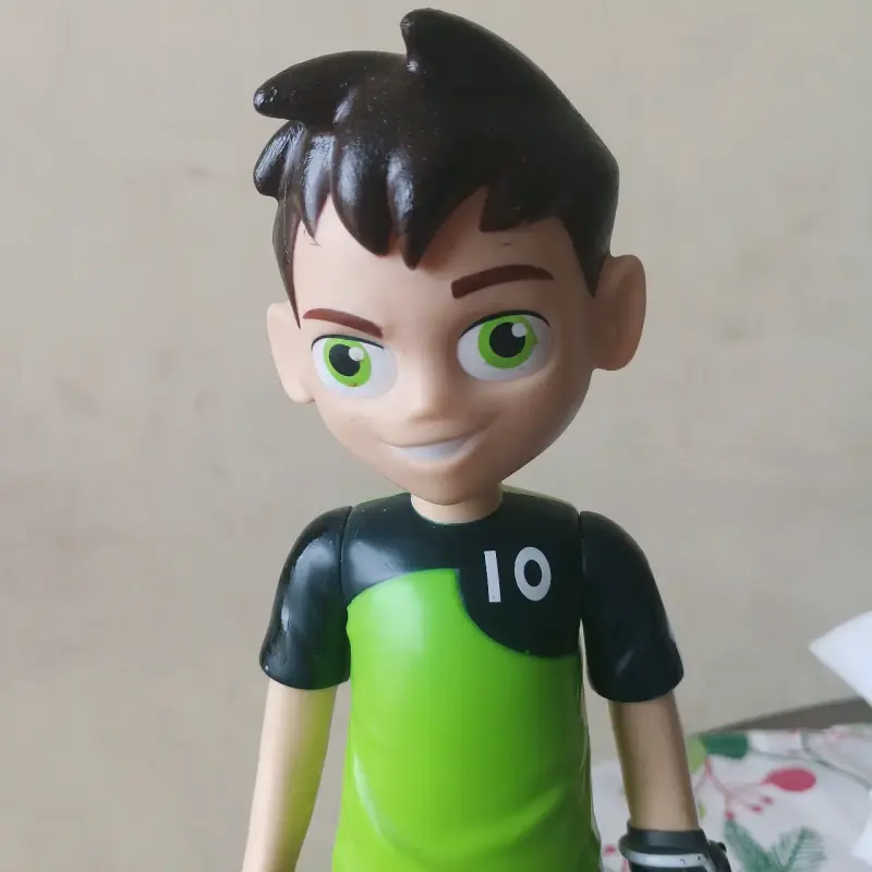 Figura de acción Ben 10 con detalles realistas - 2