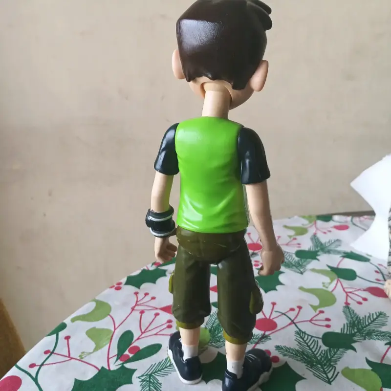Figura de acción Ben 10 con detalles realistas - 3
