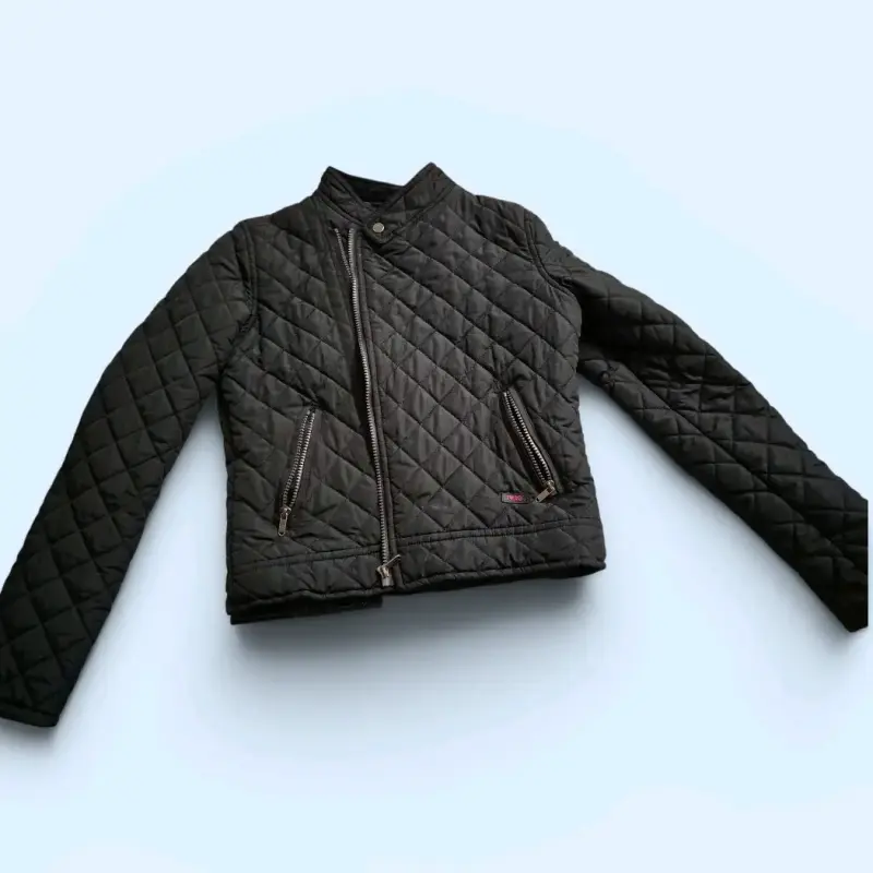 Chaqueta acolchada negra para mujer con cierre