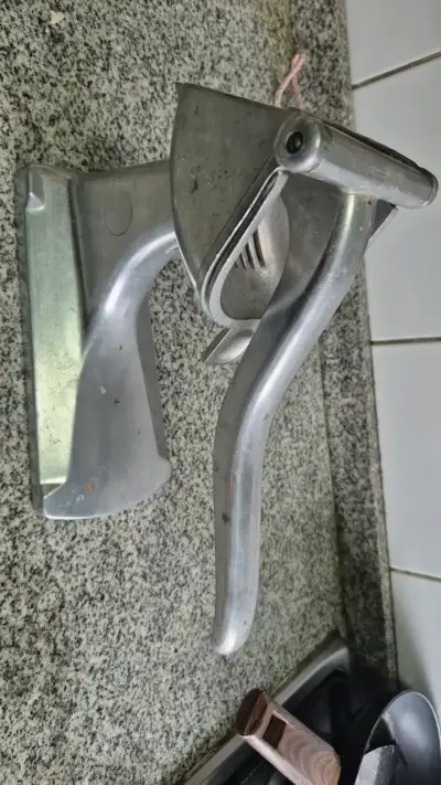Exprimidor manual de aluminio resistente - miniatura 1