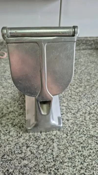 Exprimidor manual de aluminio resistente - miniatura 2