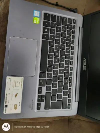 Laptop ASUS en buen estado - miniatura 3