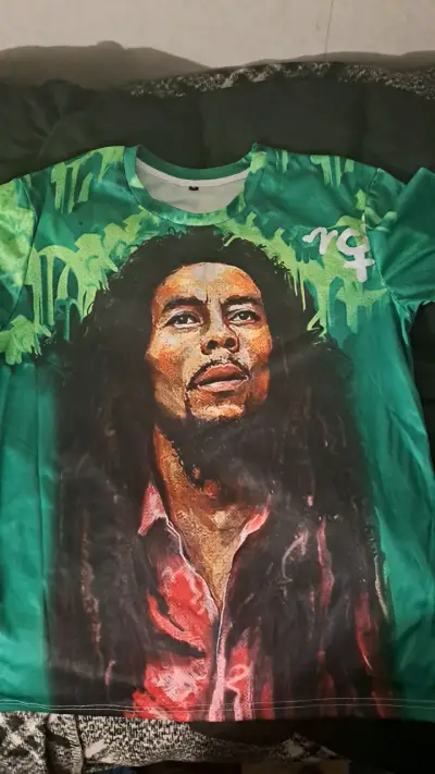 Polera verde con diseño de Bob Marley y predator - miniatura 1