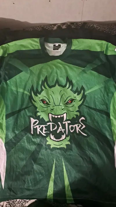 Polera verde con diseño de Bob Marley y predator - miniatura 4