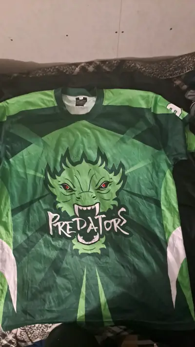 Polera verde con diseño de Bob Marley y predator - miniatura 6